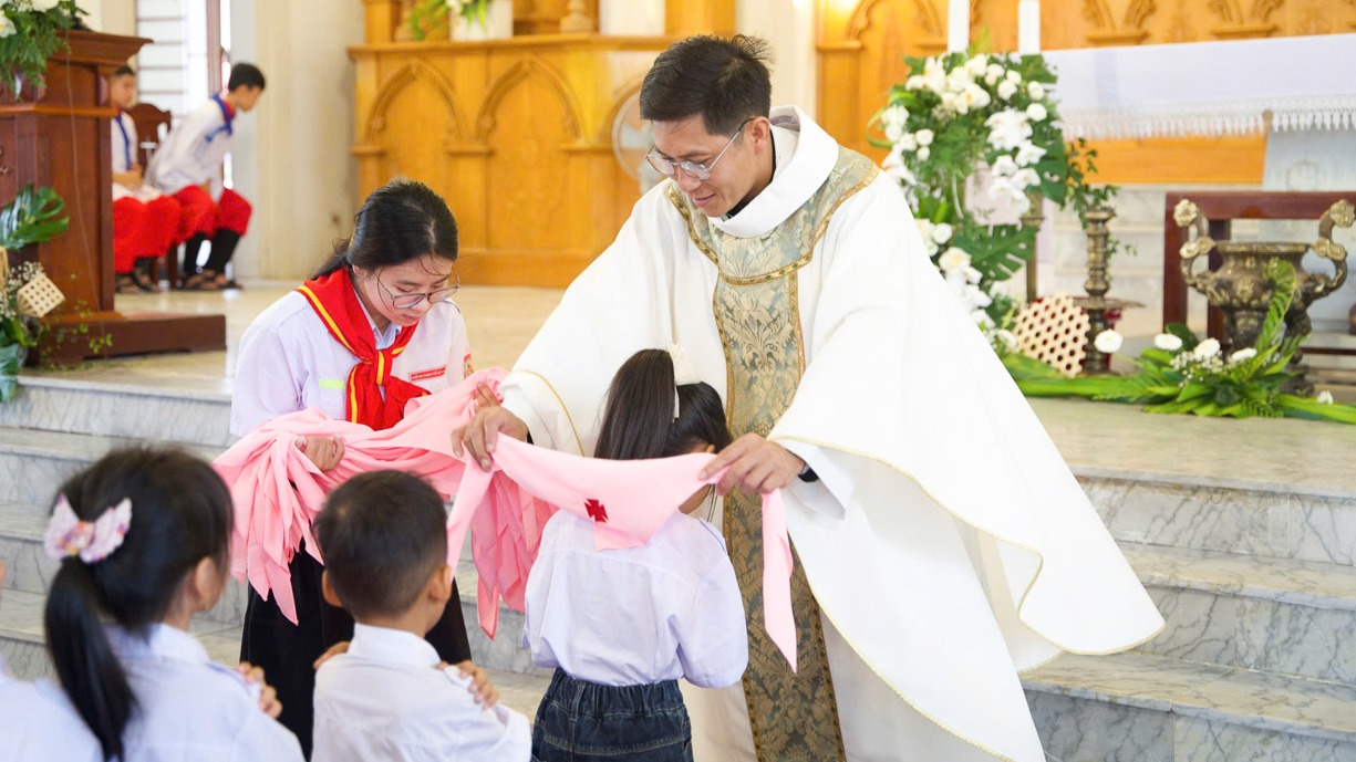 Giáo xứ Nghĩa Xuyên: Thánh lễ tạ ơn và nghi thức gia nhập, nâng khăn Thiếu nhi Thánh Thể cho 143 thiếu nhi